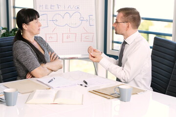 2 Büroangestellte in einer Besprechnug, verschiedener Meinung und ablehnende Haltung