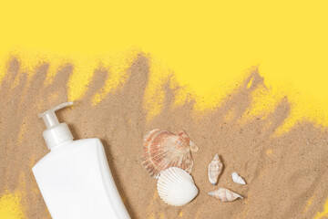 Protector solar sobre arena junto a caracoles sobre un fondo amarillo brillante. Vista superior y...