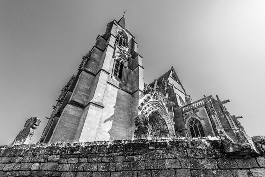 La grande perspective de la basilique de Notre Dame d'Avioth en Meuse vue de derri&egrave;re le mur