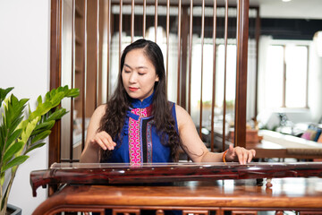 Playing the zither
