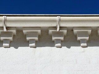 Architektur Kragsteine Konsole unterhalb eines Hausdachs