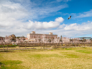 Primavera en los jardines del Palacio del Infante don Luis en Boadilla del Monte en Madrid y cigüeña