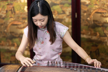 Playing the zither