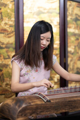 Playing the zither