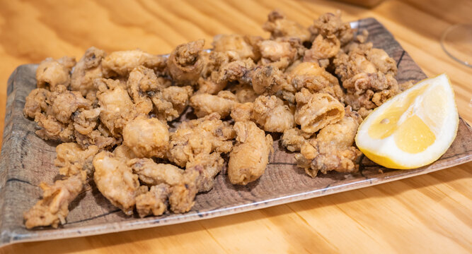 Deliciosa raci&oacute;n de chopitos o puntillas fritas y crujientes con lim&oacute;n