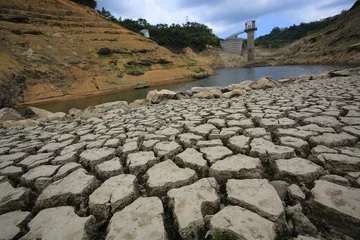 Kussenhoes the dam during drought season in Hong Kong, Lower Shing Mun Reservoir © LT