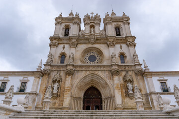 Fototapeta premium frontal view of the church and the Alcobaca monastery