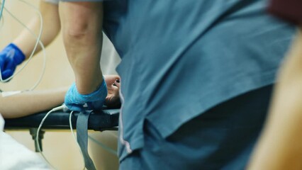 medical team in the operating room prepares the patient for surgery by administering anesthesia to the blood oxygen saturation sensor on the finger. - Powered by Adobe