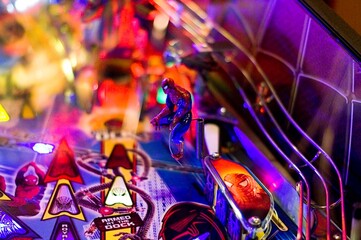 Fototapeta premium Spider Man Pinball machine wtih a figurine display inside
