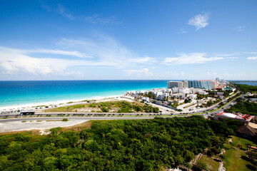 Obraz premium タイトルヘリコプターに乗って上空から撮影したカンクンのカリブ海