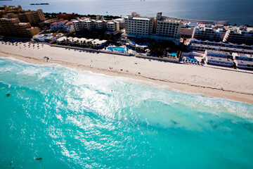 タイトルヘリコプターに乗って上空から撮影したカンクンのカリブ海