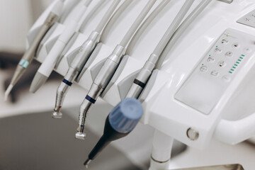 There is modern equipment for patients with toothache.