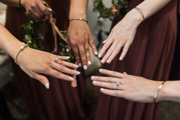 Obraz na płótnie Canvas bride and bridesmaids showing their rings 