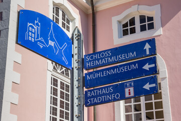 Obraz premium Tourist sign in front of the historic pink church in Gifhorn, Germany