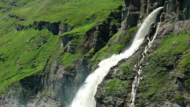 Lac, cascade et barrage de Mauvoisin, en Suisse. Retenue hydro&eacute;lectrique.
