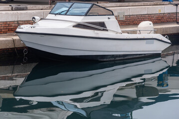 Motorboot mit Spiegelung im Wasser