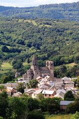 Fototapeta na wymiar Église et village de Saint-Nectaire au coeur de l'Auvergne