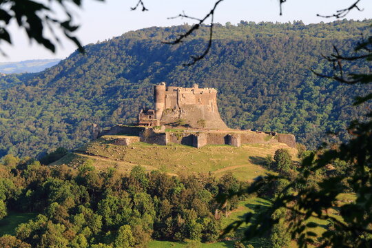 Le ch&acirc;teau de Murol en Auvergne face au massif du Sancy