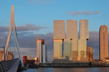 Cercles muraux Pont Érasme ROTTERDAM, PAYS-BAS - 16 JUIN 2019 : Belle vue sur le paysage urbain avec le célèbre bâtiment De Rotterdam