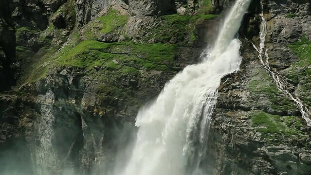 Lac, cascade et barrage de Mauvoisin, en Suisse. Retenue hydroélectrique.
