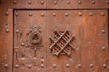 Details einer massiven Holztür in Albarracin, Aragonien
