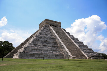 ユカタン半島にある世界遺産のチェチェンイッツァ遺跡のピラミット
