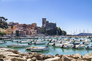 Fototapeta na wymiar Castello di Lerici visto dal porto