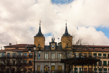 Ayuntamiento de Segovia, desde la Plaza Mayor del pueblo, en Castilla y Le&oacute;n, Espa&ntilde;a.