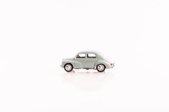 V&eacute;hicule miniature ancien de marque Renault 4 cv.