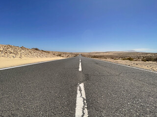 Obraz premium Carretera en el desierto de arena de Fuerteventura