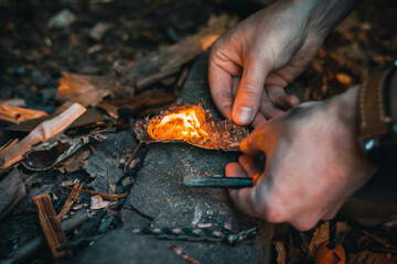 Bushcraft im Wald. Outdoor Feuer machen und kochen