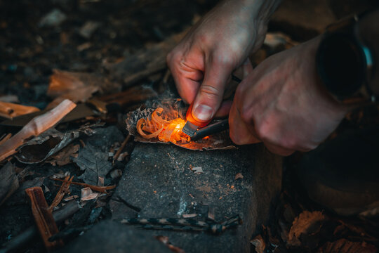 Bushcraft im Wald. Outdoor Feuer machen und kochen
