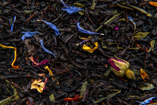 a blend of ceylon black and green Sencha, loose leaf tea with dried fruit pieces, flower rose buds and petals, apple, cornflower, calendula, top view