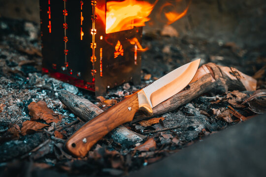 Bushcraft im Wald. Outdoor Feuer machen und kochen