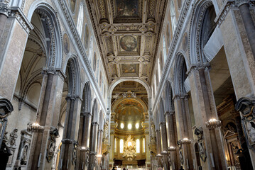 Fototapeta premium CATHEDRAL IN NAPLES IN ITALY, CENTRAL NAVE 