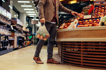 Man buying fruit in supermarket - obrazy, fototapety, plakaty