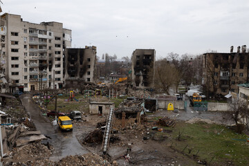 Zona habitacional donde vivian cientos de personas destruida por un misil ruso en Bodoryanca...