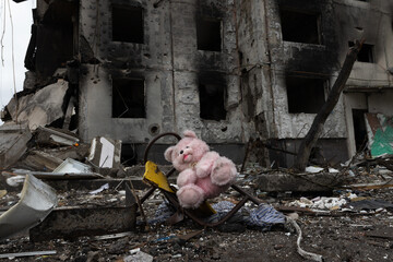 Un peluche frente a un edificio habitacional donde vivian cientos de personas destruido por un misil ruso en Bodoryanca Ucrania.  - obrazy, fototapety, plakaty
