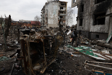 Edificio habitacional donde vivian cientos de personas destruido por un misil ruso en Bodoryanca Ucrania.  - obrazy, fototapety, plakaty