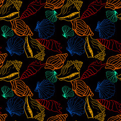 Pattern con conchiglie colorate su sfondo nero