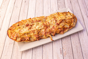 The panini or panino is a variety of sandwich of Italian origin, which has international distribution. A panino is usually made with a small roll or piece of bread, usually a ciabatta or rosette.