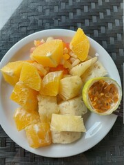 a yellow fruit plate