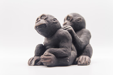 Fototapeta na wymiar Estatuilla, Figura, Escultura, Pieza o Artefacto Pareja de Mono, Chimpance, Orangutan o Monkey, Chimpancee, Orangutan