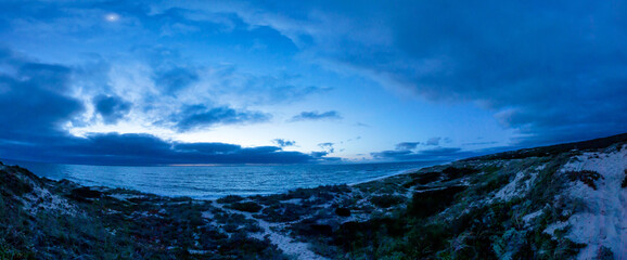 Obraz premium Moody Blue Hour Seascape over Nazaré Coast and Dunes, Portugal
