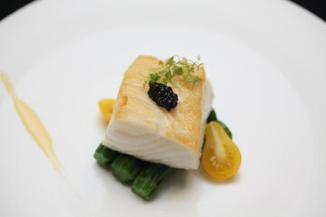 フランス料理の白身魚とアスパラガス