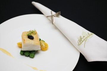 フランス料理の白身魚とアスパラガス