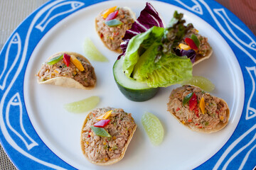 メキシコ料理のツナのおつまみタコス