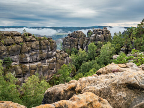 Reitsteig in der S&auml;chsischen Schweiz - Aussicht Wenzelwand Richtung Zirkelstein