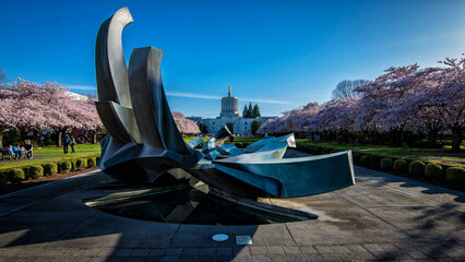 Sculpture in front of capital building in Salem Oregon - obrazy, fototapety, plakaty