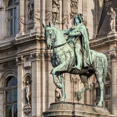Fototapeta na wymiar Parisian statue